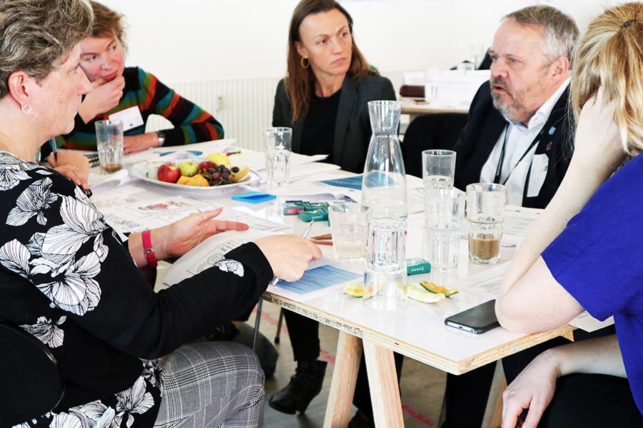 Foto: Blandt deltagerne til de første åbne værksteder var både politikere, forskere og embedsfolk fra stat, kommune og region. Her i København.