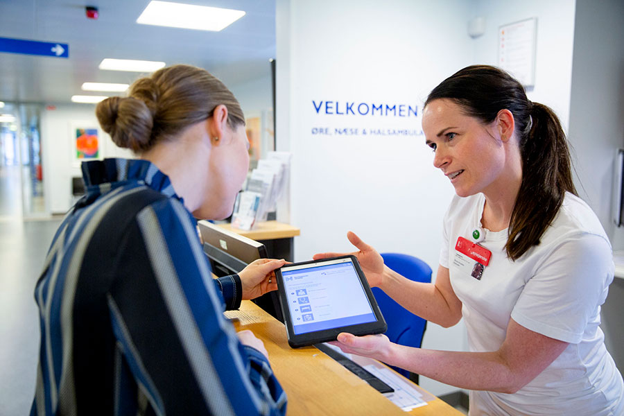 Foto: Offentlige arbejdspladser samarbejder på livet løs om nye løsninger. F.eks. Nordsjællands Hospital, hvor et samarbejde med en privat virksomhed har ført til en ny app, der forkorter ventetiden for patienter, sikrer langt bedre information og sparer sygeplejerskerne for tid, de bedre kan bruge på andre opgaver.