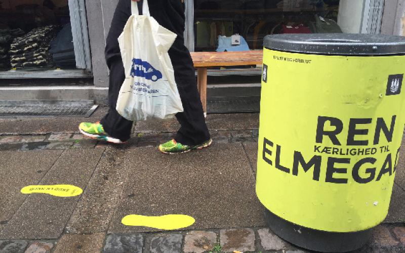 Foto: I Københavns Kommune er nudging blandt andet blevet brugt til at få flere til at smide skraldet i affaldskurven. Her med grønne fodspor på fortovet.