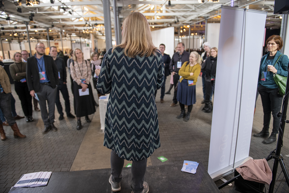 Foto: I de fem løsningsgallerier kunne deltagerne på dagen få konkret inspiration og stille spørgsmål. Her holder MIR-skolerne oplægget 'Alle børn og unge har ret til meningsfuld uddannelse?' (Arthur Cammelbeeck)