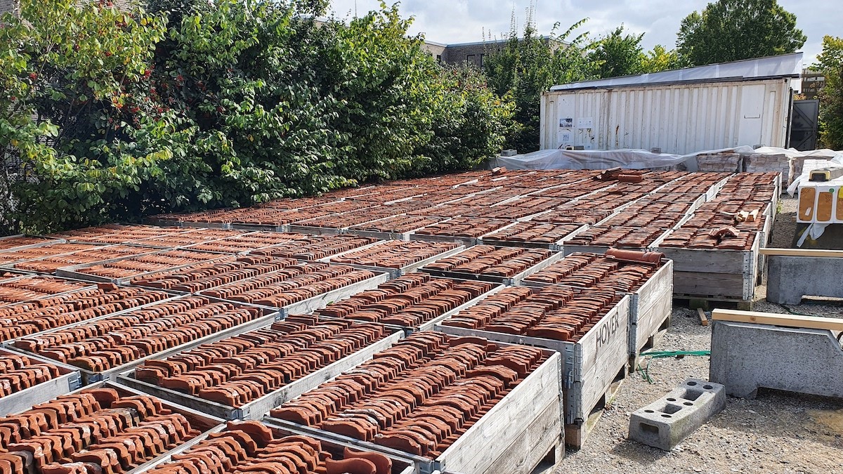 Billede: Omkring 12.000 gamle tegl står opmagasineret. De tænkes blandt andet brugt som facadebeklædning på del af det nye børnehus (foto: Jan Aagaard).