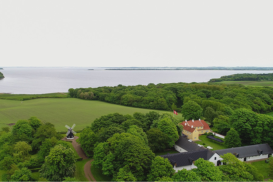 Dronefoto af Nanna og Jeppe Aakjærs kunstnerhjem